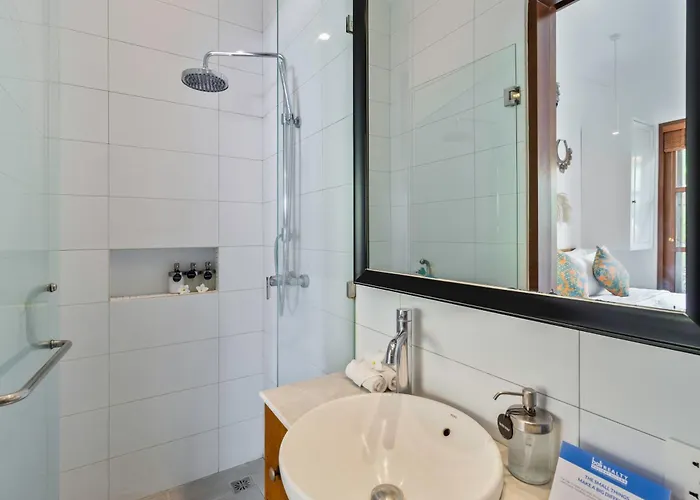 Perfect For Couples And Solo Travellers *